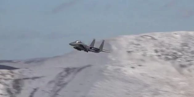 Απίστευτα χαμηλή πτήση F-15 (βίντεο)